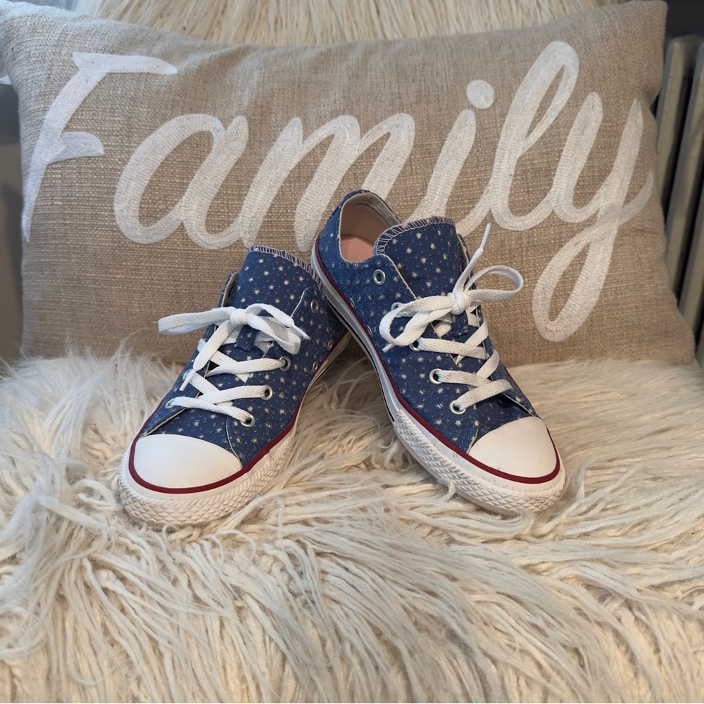 Converse All Stars Sneakers | Youth Size 3 (Women Size 6) | Fun Star Print! ⭐️